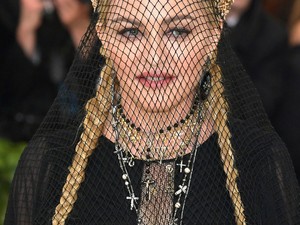 Szerzetesekkel vonaglott, pap kisérte a vörös szőnyegen, majd erotikus fehérneműben táncolt Madonna a Met-gálán!