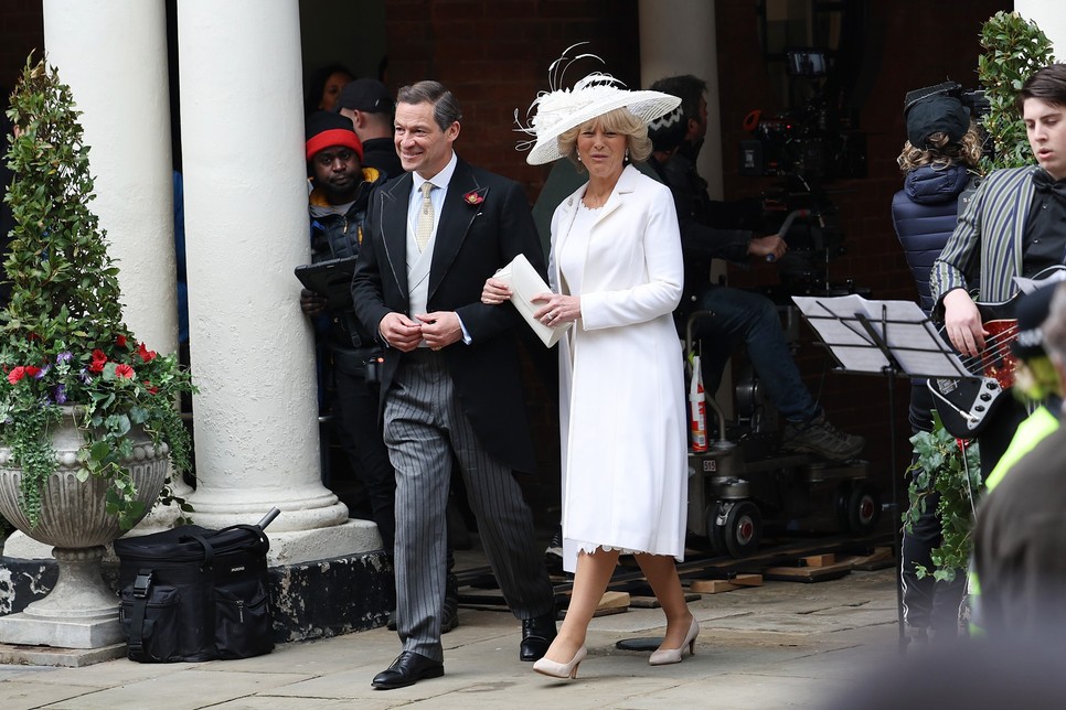 Olivia Williams színésznő kísértetiesen hasonlít Kamilla királynéra