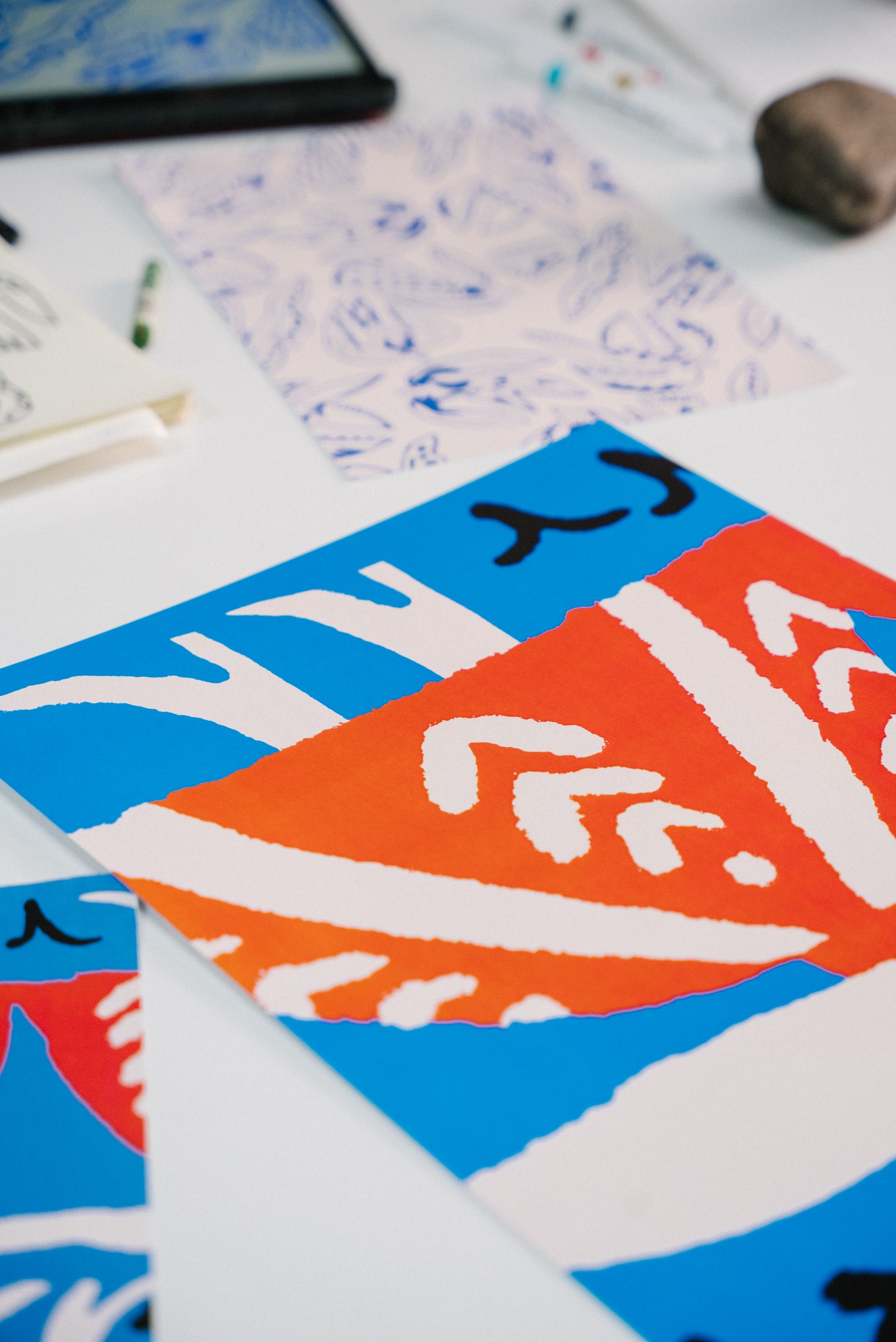 Eged Enikő illusztrációi – folklór motívumok kortárs újraértelmezésben, amelyek alapját adták a tomcsányi közös mintáinak