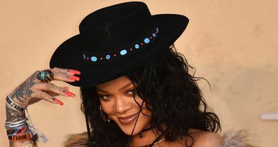Nem tehetünk róla, de egyenesen utáljuk Rihanna divatbemutatós ruháját