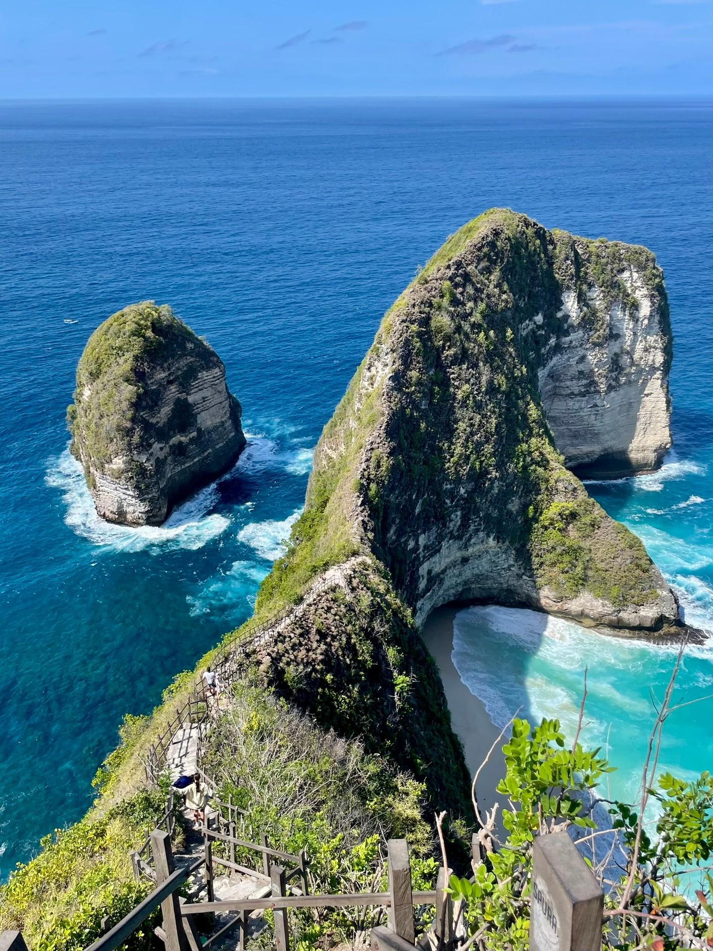 A Kelingking Beach Nusa Penidán, ahol épp egy 182m magas üvegliftet építenek a turisták számára