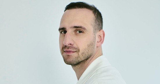 Brasch Bence: „Ugyanúgy csinálok mindent, mint a feleségem: pelenkázok, rendet rakok, főzök”