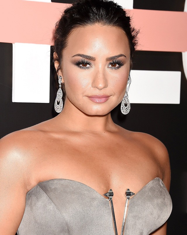 Demi Lovato a világ legszűkebb ruhájába préselte bele magát!