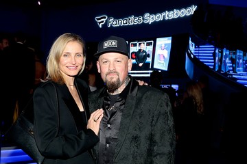 Cameron Diaz és Benji Madden: A színésznő nyíltan kiáll az úgynevezett „alvási válás” elve mellett, ugyanis meggyőződése, hogy a pihentető alvás és a saját tér a tartós párkapcsolat kulcsa. A Lipstick on the Rim című podcastban így fogalmazott a témával kapcsolatban: „Normalizálnunk kellene a külön hálószobákat. Számomra ez így néz ki: nekem megvan a saját házam, neked a tiéd, középen pedig ott a családi ház. Én átmegyek aludni a saját szobámba, te pedig a tiédbe.”