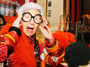 Meghalt Iris Apfel, a divat 102 éves ikonja