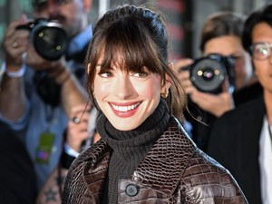 Anne Hathaway Az ördög Pradát visel filmbéli karakterének öltözött a divathéten