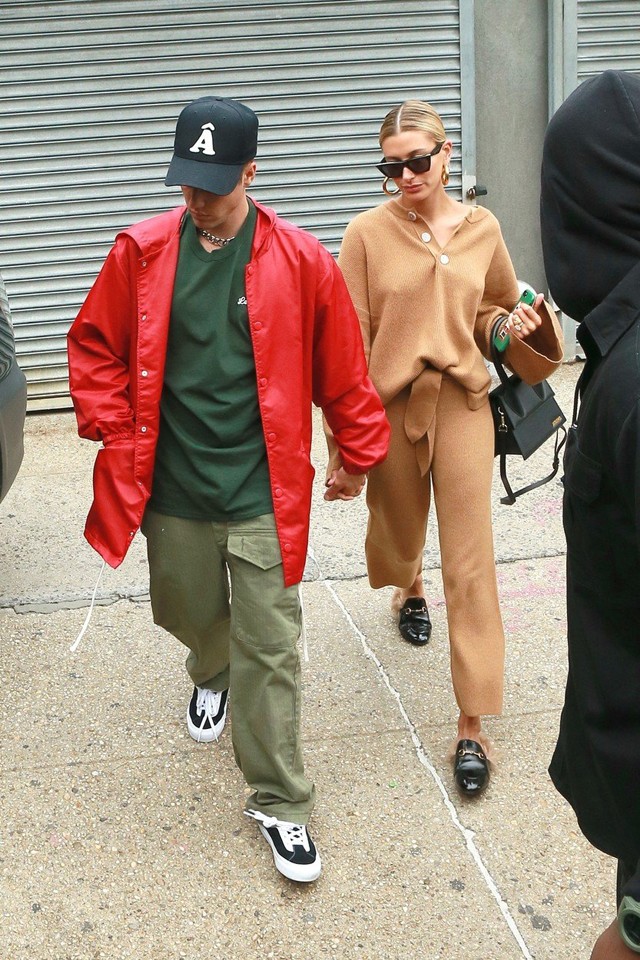 Hoppá! Hailey Baldwin ismét Nanushkában, és tökéletesen fest rajta