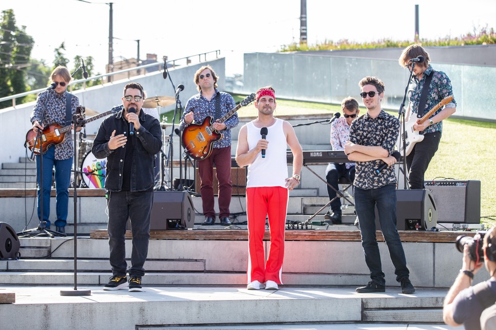 A neves előadók hangját és a világhírű számokat is rögtön felismerték a járókelők. Micsoda kellemes ajándék ez a most startolós Disney csatormától!