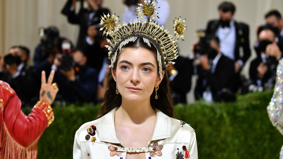 Hajsál? Lorde meglepő kiegészítővel lépett a vörös szőnyegre