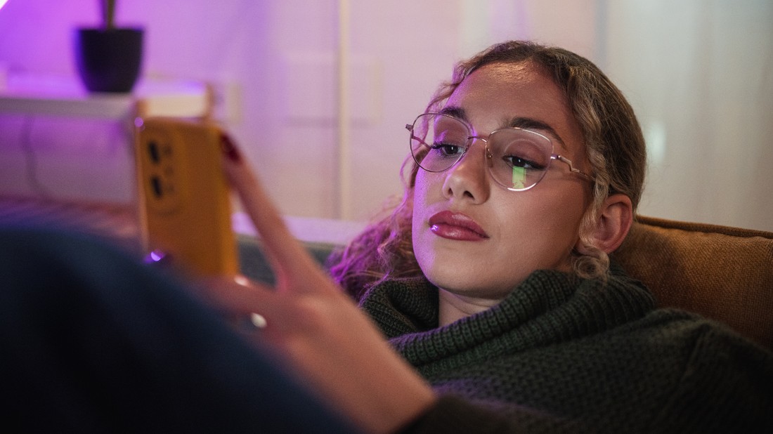 Amikor ránk tör a nyugtalanság, és a telefonunkhoz kapunk, valójában egy ősi belső jelzésre adunk rossz, modern választ