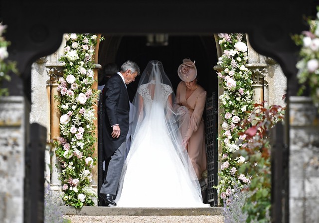 Kate Middleton segít elrendezni Pippa menyasszonyi ruháját