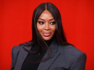 Naomi Campbell mindenkit emlékeztet, hogy mit is jelent a szupermodell kifejezés