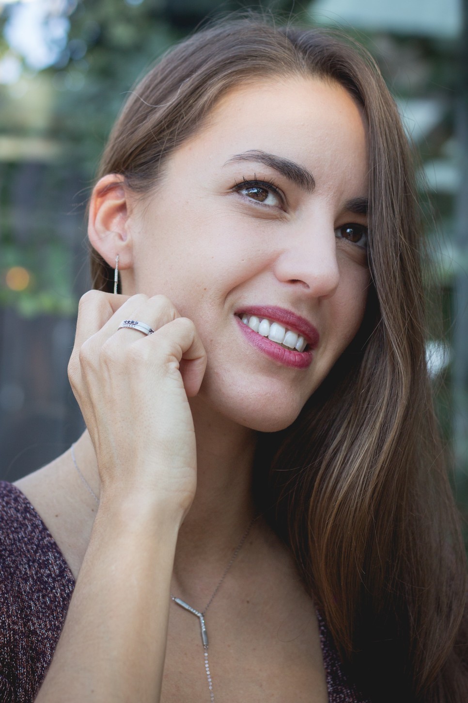 Nemesfémből alkot, drágakövekkel és igazgyöngyökkel díszít: interjú Koós Lili ékszertervezővel