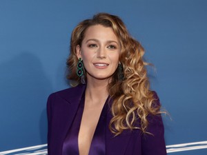 Blake Lively kirobbanó formában, villantós szettben mutatja be, mi a szezon legmenőbb színe