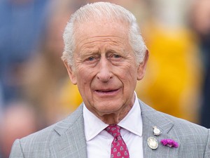 Károly király miatt aggódnak a rajongók: sétapálcával jelent meg egy hivatalos eseményen