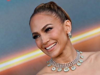 Jennifer Lopez úgy ünnepelte 55. születésnapját, mintha most érkezett volna a Bridgerton forgatásáról