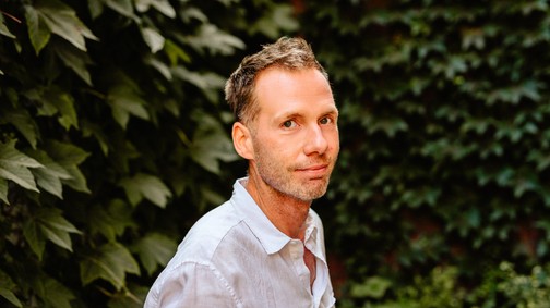 Leánykereskedelem áldozatainak állít emléket legújabb kötetében Huszti Gergely