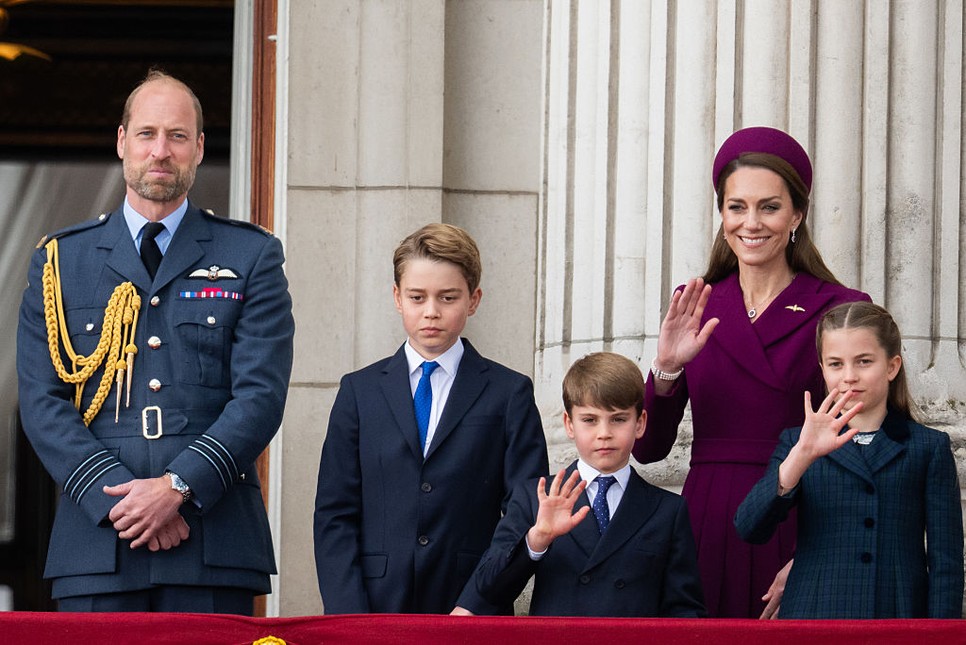 Vilmos herceg és Katalin hercegné gyerekeikkel együtt az erkélyről nézték a repülőgépek felvonulását