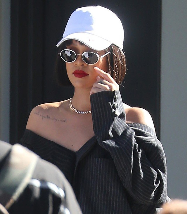 Rihanna zacskót húzott a lábára és az ing is mindjárt leesik róla! Mi történik?