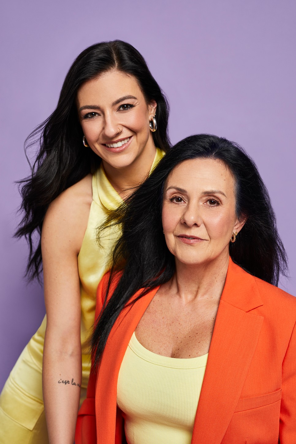 Stana Alexandra és anyukája - Alexandra Selyem top és nadrág HUGO-Van Graaf,  Ezüst fülbevaló THOMAS SABO - Ildikó Blézer és nadrág C&A, Top COS