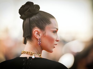 Bella Hadid göndör kontya a tavasz legjobb frizurája!