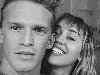 Miley Cyrus az új barátja nadrágjában kotorászik az Instagramon