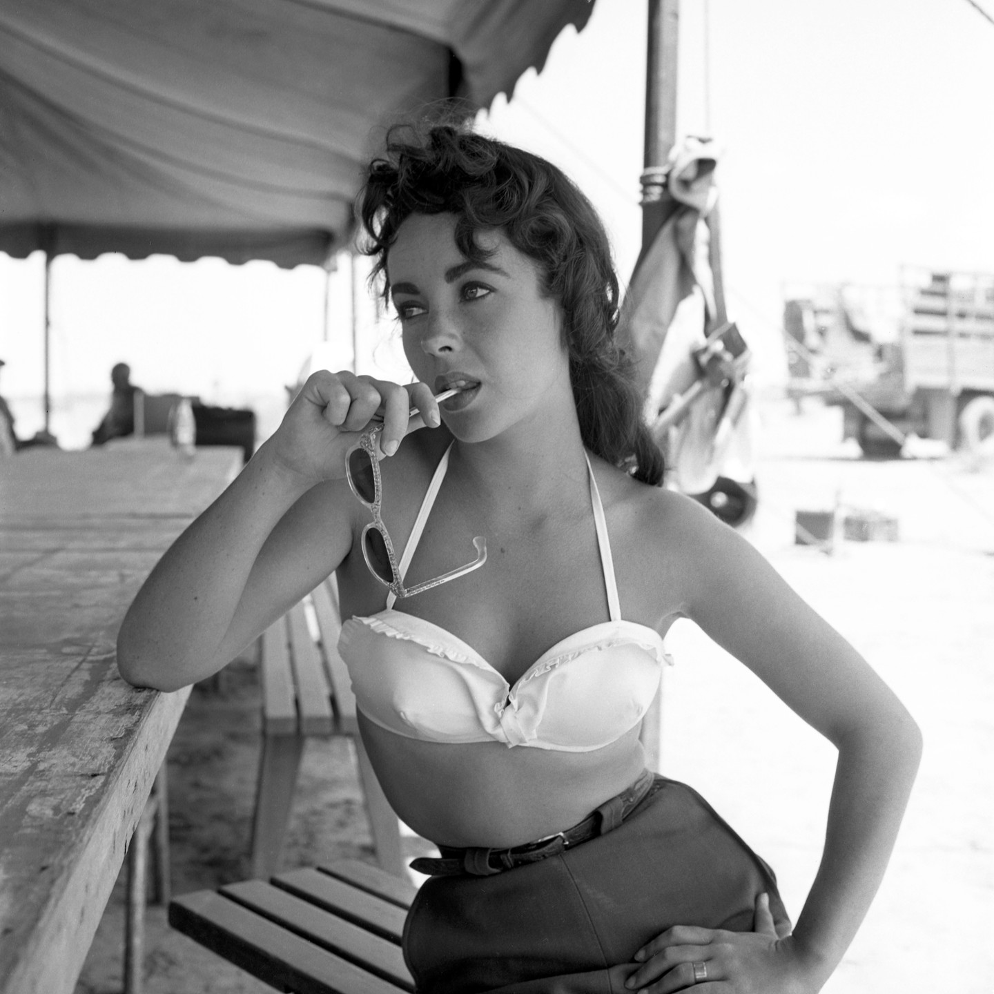 Elizabeth Taylor 1955-ben, a Giant forgatásán, Leslie Benedict szerepében. Ez a film nemcsak karrierje egyik mérföldköve lett, hanem a színésznő azt is bizonyította, hogy nemcsak szépségével, hanem tehetségével is helye van Hollywood legnagyobbjai között.