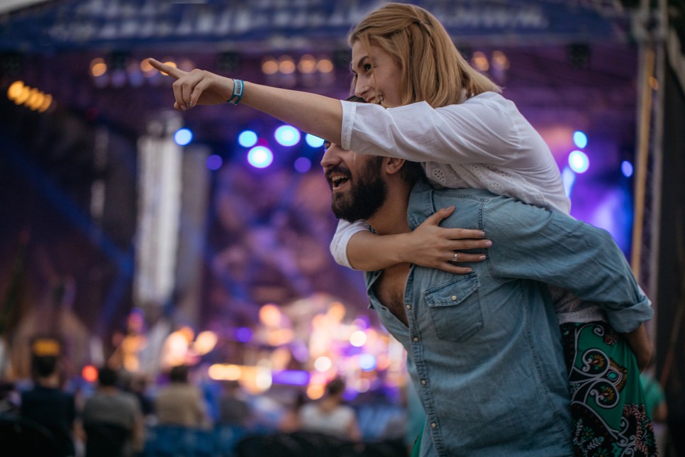 Egy fesztiválon mindenki lazább, boldogabb - de biztos, hogy jó alap ez egy kapcsolathoz?