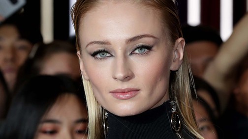 Sophie Turner olyan kihívó ruhában volt, hogy rá se ismertünk