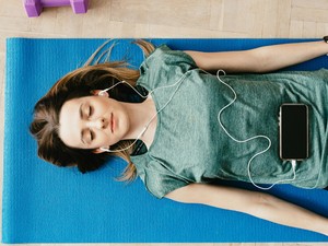 5 mindfulness gyakorlat elfoglalt embereknek, ami észrevétlenül változtatja meg az életedet