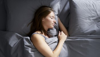 A jó alvás tényleg az alvópózon múlik? Íme a válasz