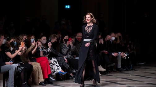 Múzsái mutatták be a 25 éves Sentiments divatház eddigi legikonikusabb alkotásait