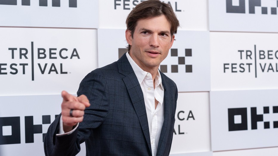 Ashton Kutcher ma már jól van, de három évvel ezelőtt látását, hallását és egyensúlyérzékét is elveszítette egy ritka érgyulladásos betegség miatt