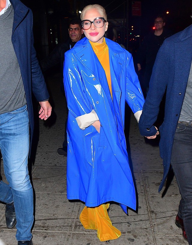 Lady Gaga Frakta-zsáknak öltözött