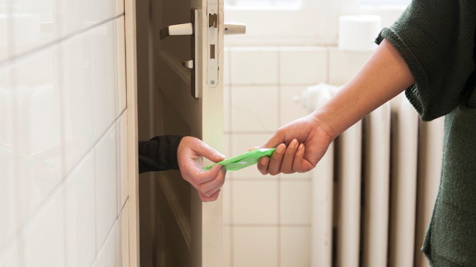 Hazánkban is élnek olyan lányok, akik nem férnek hozzá a menstruációs higiéniai termékekhez, és emiatt a havi vérzés napjain akár az iskolából is hiányoznak | Lucy Lambriex