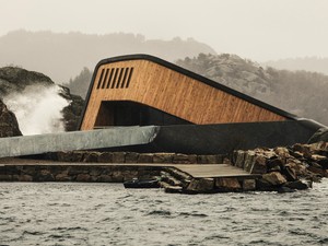 Egyszerre félelmetes és gyönyörű a világ legnagyobb víz alatti étterme: kívülről nem is gondolnád, mi rejlik a belsejében