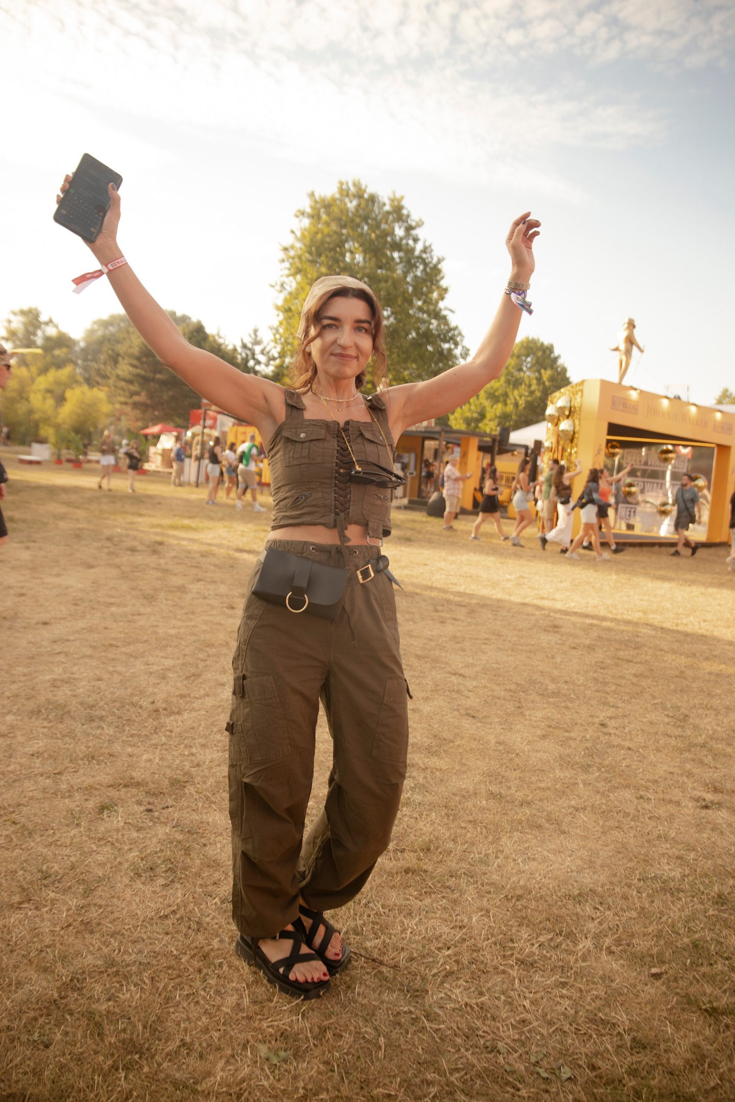 A military-stílus idén is hódít - Katerina Lipnik (Izrael, mérnök) - Top és nadrág: RENOIR, Napszemüveg: GOSSIP GIRL, Nyaklánc: MAGNOLIA, Óra: MOVADO, Szandál: NINE WEST