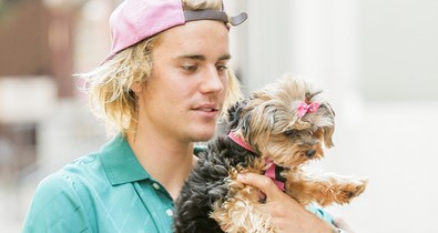 Justin Bieber egy hajléktalannak adományozott