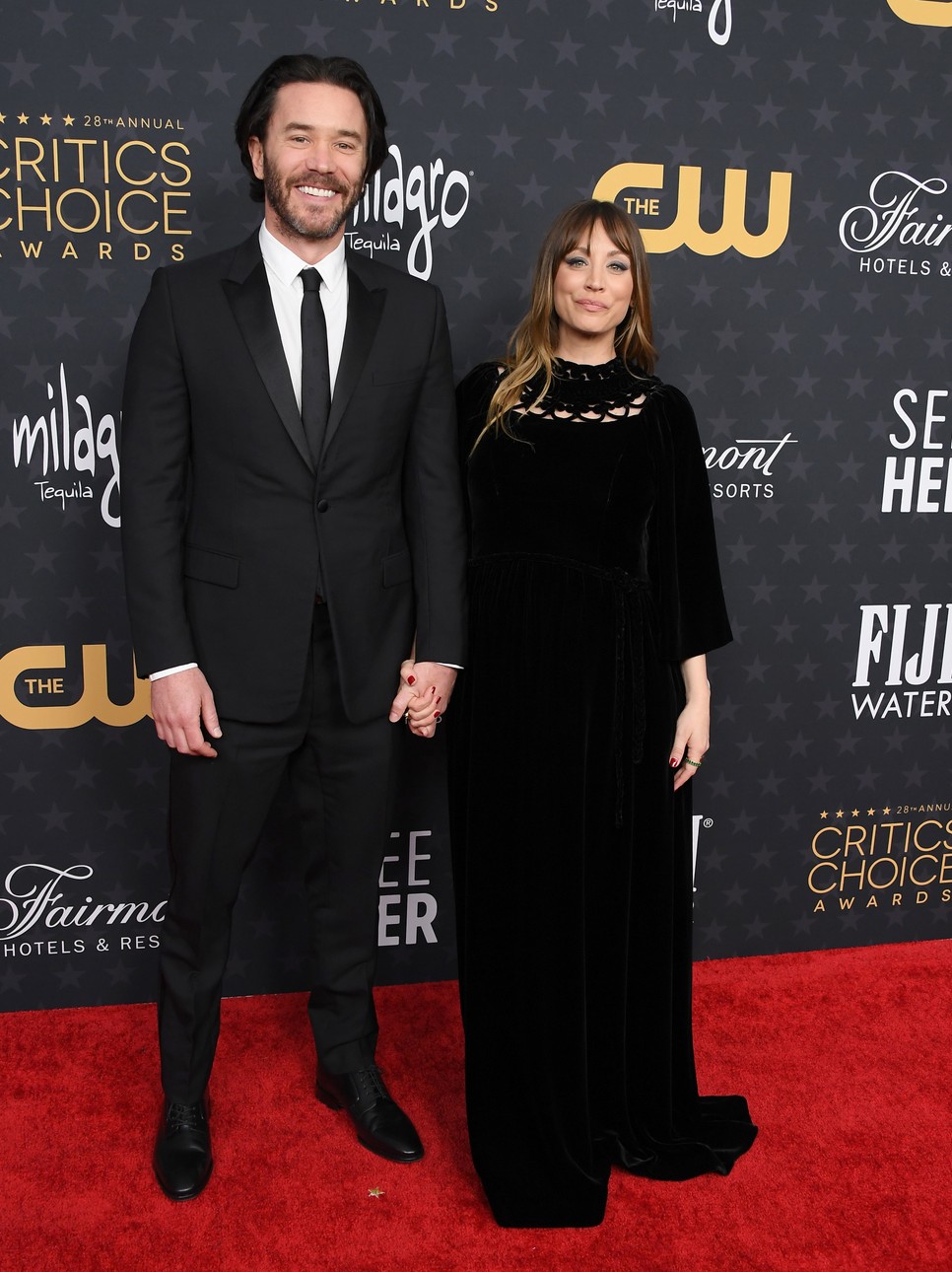 Tom Pelphrey és Kaley Cuoco a 2023- as Critics Choice gála vörös szőnyegén