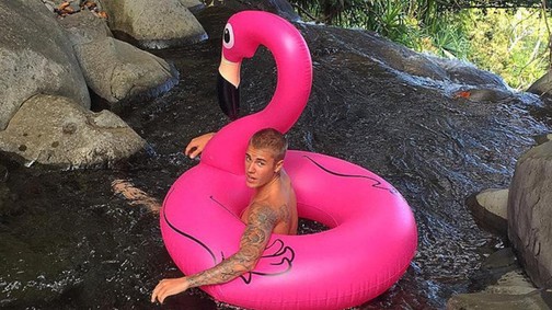 Justin Bieber is pucéran pancsikált! Mi van itt?