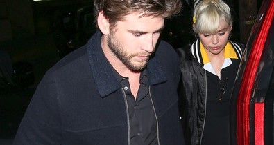 Nézd, hogy fogja Miley Cyrus Liam Hemsworth karját! Mi ez, ha nem szerelem?