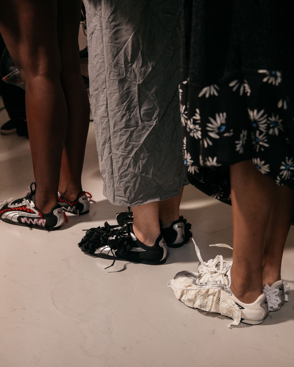 A csipkével és szalagokkal díszített cipőket a Rave Review és a Puma közösen alkotta meg.