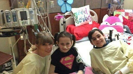 Taylor Swift olyan megható dolgot tett kórházban fekvő rajongójáért, hogy zokogni fogsz!