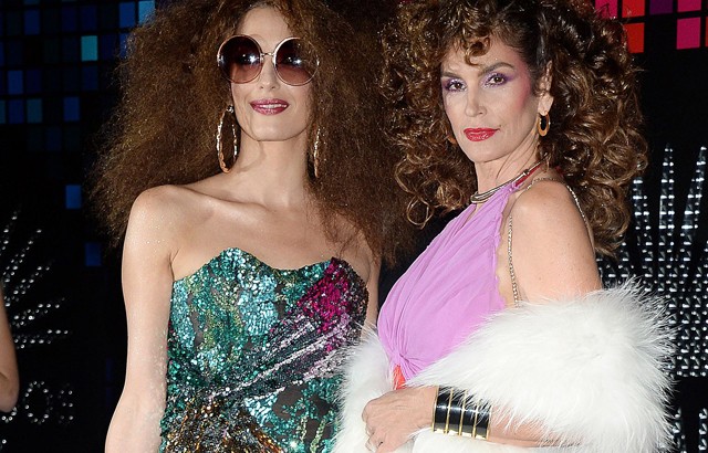 Durva afro-frizurában bulizott Amal Clooney és Cindy Crawford!