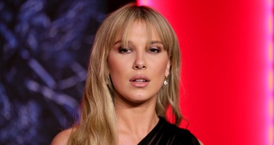 Millie Bobby Brown először posztolt fotót a kislányáról, az apukája tartja a kezében a csöppséget