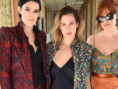 Bruce Willis és Demi Moore lányai közösen pucérkodnak egy fürdőkádban! 