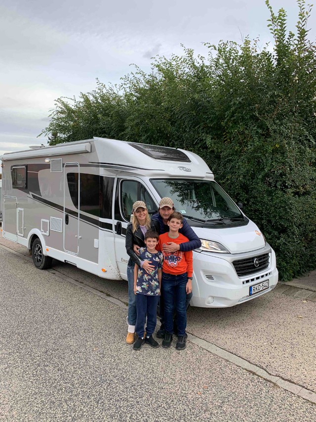 Marton Adri és családja lakóautóval fedezte fel Magyarországot
