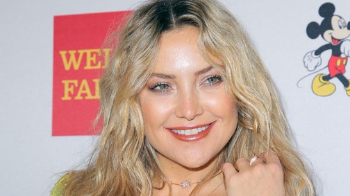 Kate Hudson szöszi diszkódívának öltözött