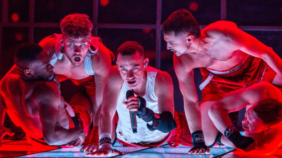 Olly Alexander a Dizzy című számát adta elő a 2024-es Eurovíziós Dalfesztiválon