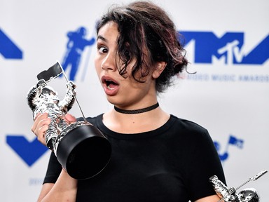 A színpadon törölte le sminkjét, és vett utcai ruhát - ez volt az MTV VMA történetének egyik legzseniálisabb fellépése